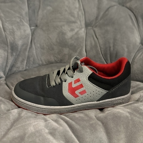 ETNIES - running shoes boy - size 2 sneakers - back to school - Picture 1 of 6